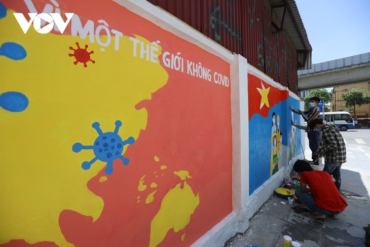 Keunikan Sudut Jalan Berhiaskan Mural Propaganda Pencegahan dan Penanggulangan Wabah Covid-19 di Kota Hanoi - ảnh 1