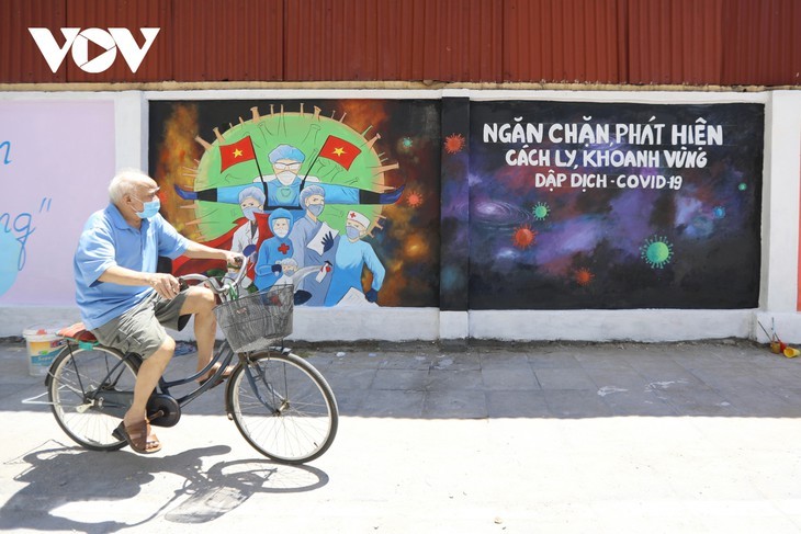 Keunikan Sudut Jalan Berhiaskan Mural Propaganda Pencegahan dan Penanggulangan Wabah Covid-19 di Kota Hanoi - ảnh 10