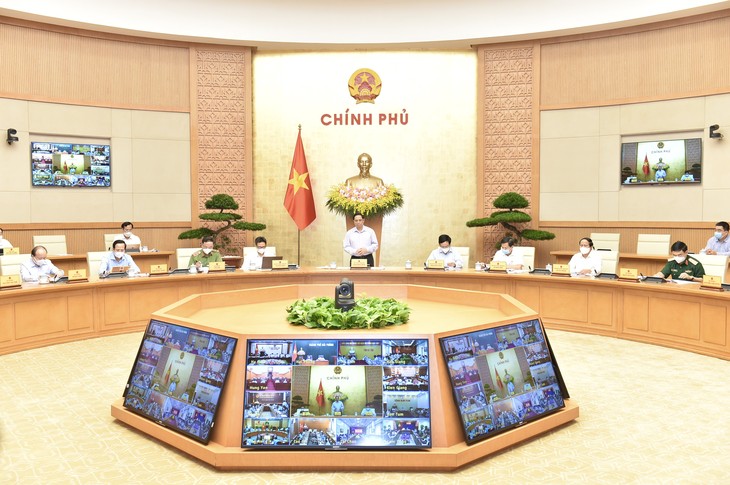 PM Pham Minh Chinh Melakukan Sidang Virtual dengan Berbagai Daerah tentang Pencegahan dan Penanggulangan Wabah Covid-19 - ảnh 1