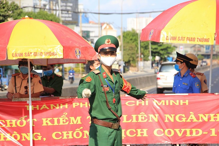 Berbagai Daerah di Vietnam Selatan Perkuat Langkah Pencegahan dan Penanggulangan Wabah Covid-19 - ảnh 1