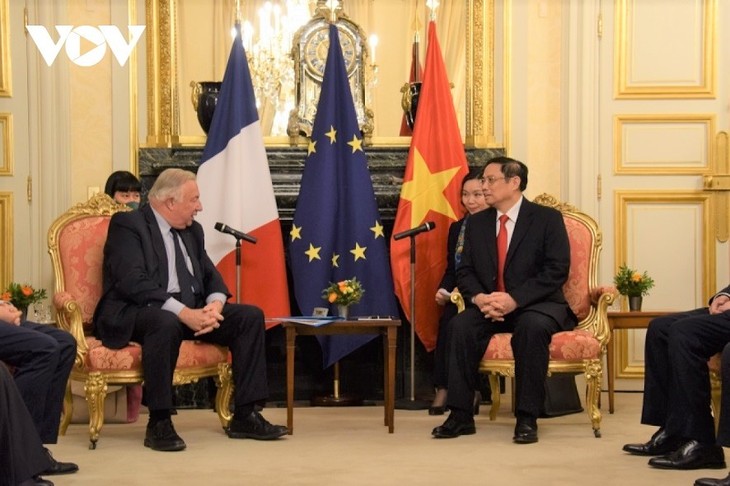 PM Pham Minh Chinh Lakukan Kontak Tingkat Tinggi dalam Kunjungan Resmi di Republik Perancis - ảnh 1