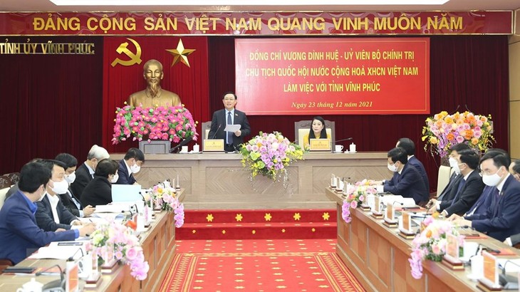 Ketua MN Vuong Dinh Hue Lakukan Temu Kerja dengan Provinsi Vinh Phuc - ảnh 1