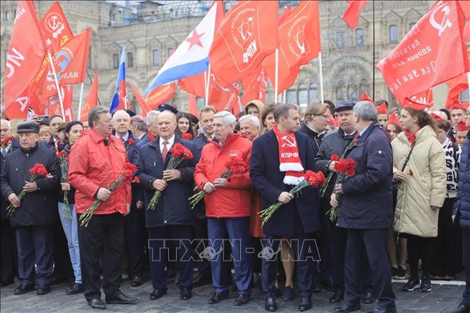 Persembahkan Bunga Kenangkan Pemimpin Vladimir Ilich Lenin di Rusia - ảnh 1