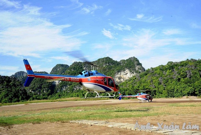 Perkenalan Sepintas tentang Makna Hari Pembebasan Vietnam Selatan 30 April dan Wisata Petualangan dengan Helikopter di Kompleks Lanskap Trang An - ảnh 2