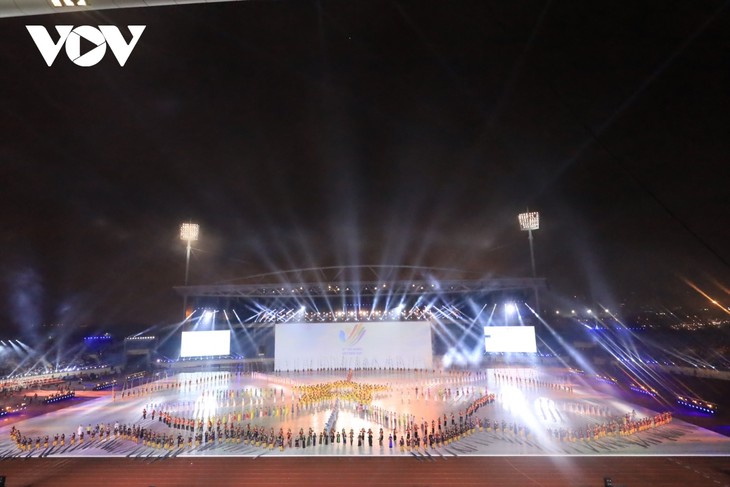 Upacara Pembukaan Pesta Olahraga Asia Tenggara ke-31 (SEA Games 31) Berlangsung Khidmat dan Megah - ảnh 1