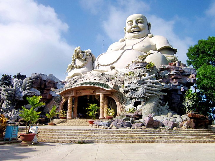 Perkenalan Sepintas tentang Patung Buddha Maitreya Terbesar di Asia dan Perayaan Hari Yoga Internasional di Vietnam - ảnh 1