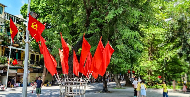 Kota Hanoi Penuh Dengan Bendera dan Bunga Untuk Merayakan Hari Nasional 2 September       - ảnh 14