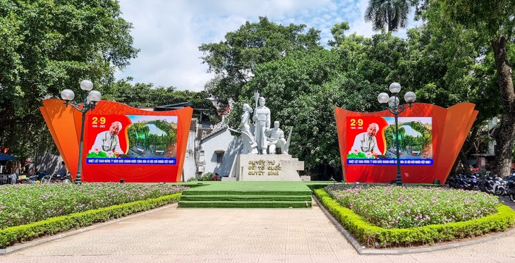 Kota Hanoi Penuh Dengan Bendera dan Bunga Untuk Merayakan Hari Nasional 2 September       - ảnh 10