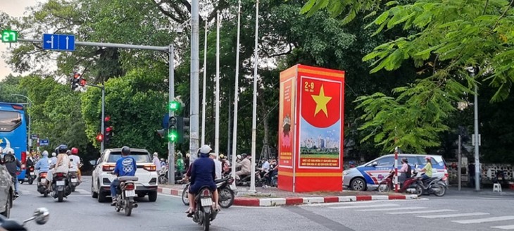 Kota Hanoi Penuh Dengan Bendera dan Bunga Untuk Merayakan Hari Nasional 2 September       - ảnh 3