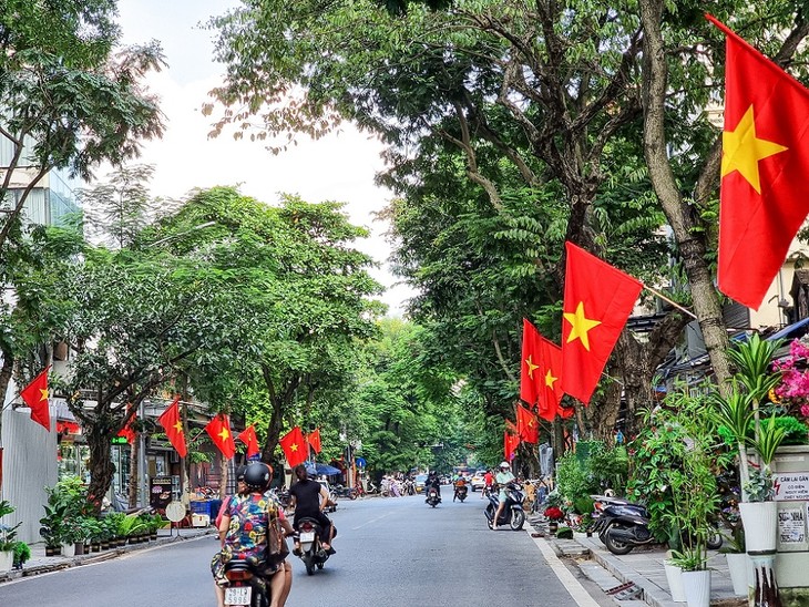 Kota Hanoi Penuh Dengan Bendera dan Bunga Untuk Merayakan Hari Nasional 2 September       - ảnh 13