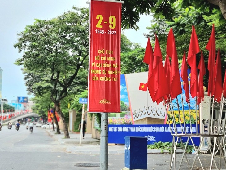 Kota Hanoi Penuh Dengan Bendera dan Bunga Untuk Merayakan Hari Nasional 2 September       - ảnh 2