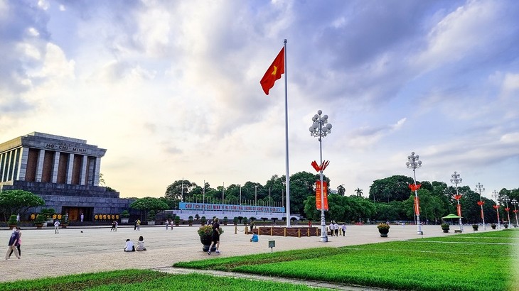 Kota Hanoi Penuh Dengan Bendera dan Bunga Untuk Merayakan Hari Nasional 2 September       - ảnh 6