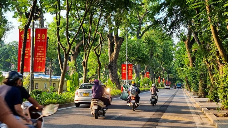 Kota Hanoi Penuh Dengan Bendera dan Bunga Untuk Merayakan Hari Nasional 2 September       - ảnh 1