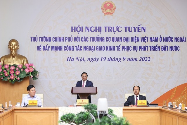Konferensi Online PM Vietnam dengan Para Kepala Badan Perwakilan Vietnam di Luar Negeri untuk Tingkatkan Diplomasi Ekonomi - ảnh 1