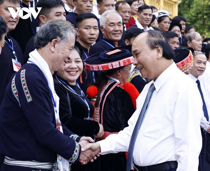 Presiden Nguyen Xuan Phuc Bertemu dengan Para Wakil Etnis Minoritas di Provinsi Cao Bang - ảnh 1