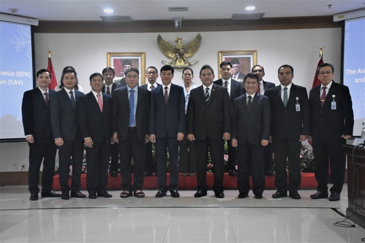 Badan Pemeriksa Keuangan Vietnam dan Indonesia Berbagi Pengalaman dalam Menangani COVID-19 dan Berjuang Mencegah dan Memberantas Korupsi - ảnh 1