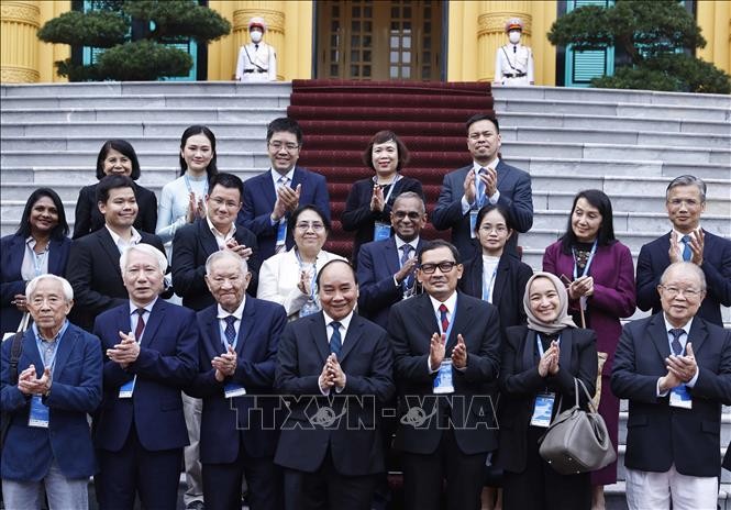 Presiden Nguyen Xuan Phuc Terima Delegasi Para Ilmuwan Ekonomi ASEAN - ảnh 1