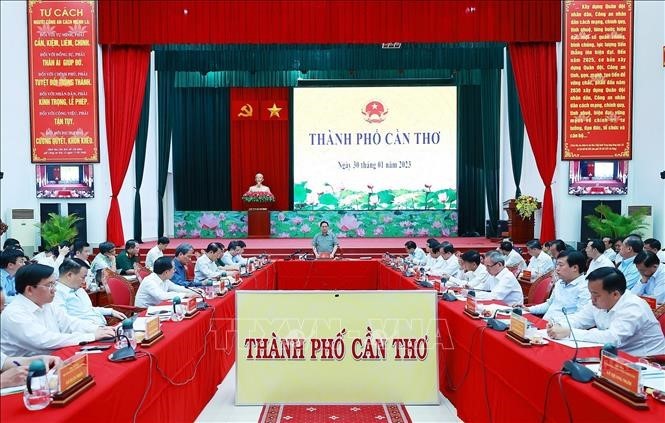 PM Pham Minh Chinh: Prioritaskan Pengembangan Proyek Jalan Tol di Daerah Dataran Rendah Sungai Mekong - ảnh 1