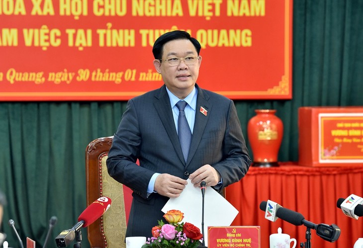 Ketua MN Vuong Dinh Hue: Bawa Provinsi Tuyen Quang Jadi Provinsi Berkembang yang Cukup Komprehensif dan Berkelanjutan di Daerah Pegunungan Utara - ảnh 1