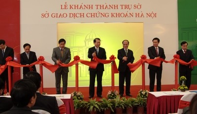 Parlamentspräsident weiht neues Hanoier Börsenzentrum ein. - ảnh 1