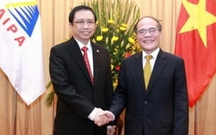 Parlamentspräsident Nguyen Sinh Hung trifft seinen indonesischen Amtskollegen  - ảnh 1