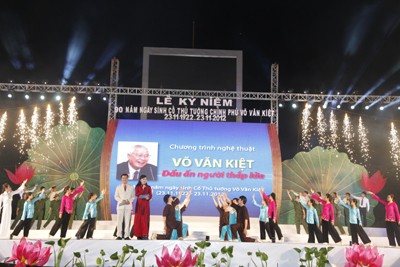 Gedenkveranstaltung zum 90. Geburtstag des Premierministers Vo Van Kiet - ảnh 1