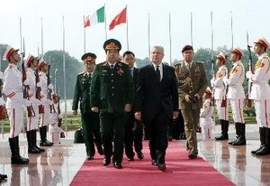 Italienischer Verteidigungsminister besucht Ho Chi Minh Stadt - ảnh 1