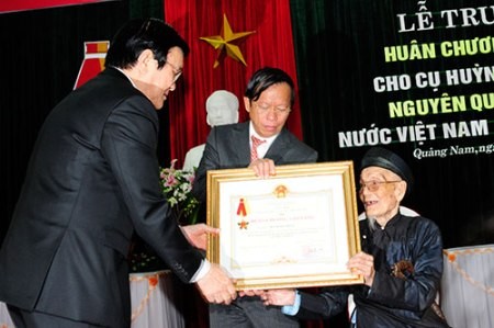 Postume Verleihung des Goldstern-Ordens an Revolutionär Huynh Thuc Khang - ảnh 1