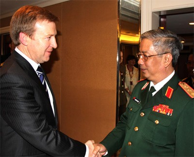 Vize-Verteidigungsminister Nguyen Chi Vinh führt während Shangri-La-Dialog auch bilaterale Gespräche - ảnh 1