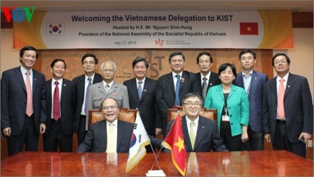 Parlamentspräsident Nguyen Sinh Hung führt Gespräch mit dem Ministerpräsident Südkoreas - ảnh 1