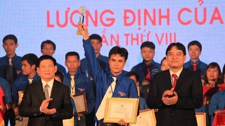Verleihung des Luong Dinh Cua Preises an 300 ausgezeichnete junge Bauern - ảnh 1