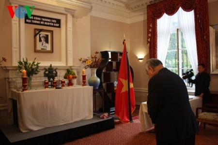 Gedenkfeier von General Vo Nguyen Giap in vietnamesischen diplomatischen Büros im Ausland - ảnh 2