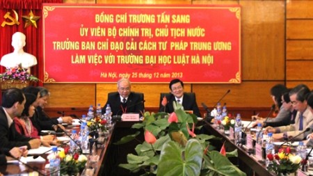 Staatspräsident Truong Tan Sang besucht Jurahochschule Hanoi - ảnh 1