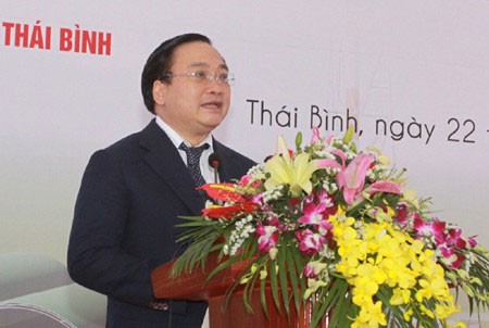 Vize-Premier Hoang Trung Hai besucht den Betrieb Ammoniumnitrat - ảnh 1