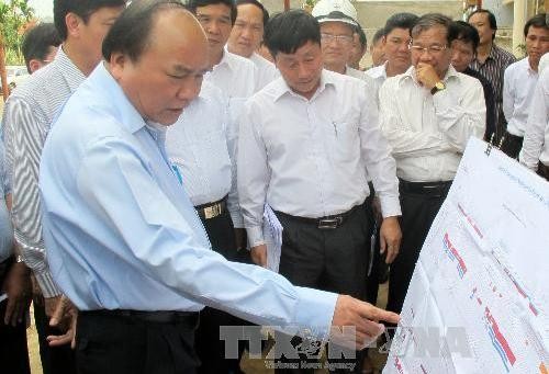 Vize-Premierminister Nguyen Xuan Phuc überprüft Bauprojekt auf Ho Chi Minh-Straße - ảnh 1
