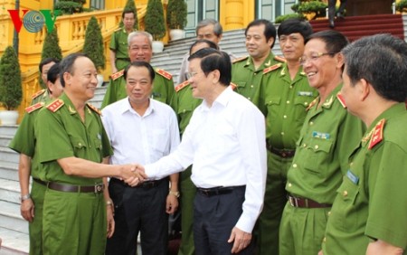 Staatspräsident Truong Tan Sang trifft Vertreter des Polizeiministeriums - ảnh 1