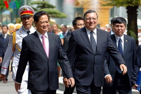 Premierminister Nguyen Tan Dung beginnt Dienstreise in Europa - ảnh 1