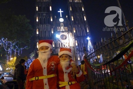 Vietnamesen und Menschen in der Welt feiern das Weihnachtsfest - ảnh 2