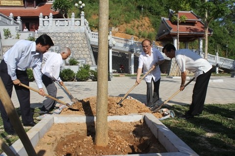 Parlamentspräsident Nguyen Sinh Hung zündet Räucherstäbchen vor Tempel Ho Chi Minh an - ảnh 1