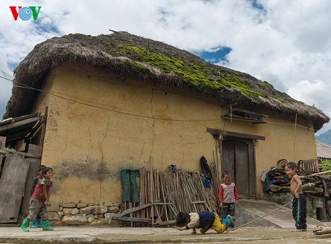 Einzigartige Häuser mit Dächern aus Gras auf dem Berg Kin Chu Phin - ảnh 3