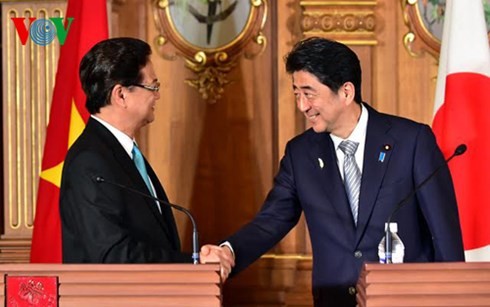 Premierminister Nguyen Tan Dung führt Gespräch mit Japans Ministerpräsident Shinzo Abe - ảnh 1