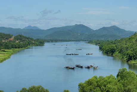 Huong-Fluss und Ngu-Berg: Zwei Naturschönheiten der alten Kaiserstadt Hue - ảnh 1