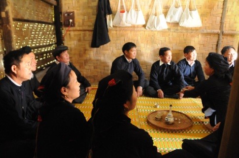 Einzigartige Sitten und Bräuche der Hochzeiten der Volksgruppe der San Chi - ảnh 1
