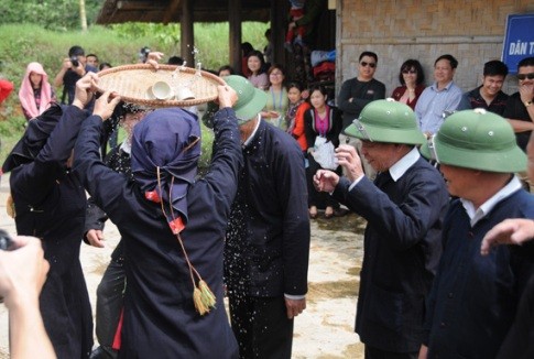 Einzigartige Sitten und Bräuche der Hochzeiten der Volksgruppe der San Chi - ảnh 2