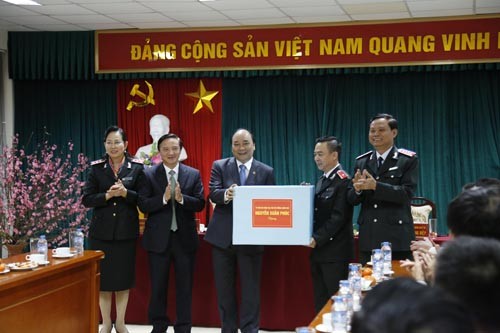 Vize-Premierminister Nguyen Xuan Phuc fordert eine aufmerksame Betreuung der Bevölkerung - ảnh 1