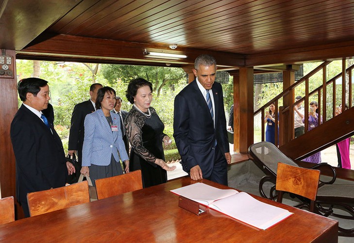 US-Präsident Barack Obama besucht Stelzenhaus von Präsident Ho Chi Minh - ảnh 9