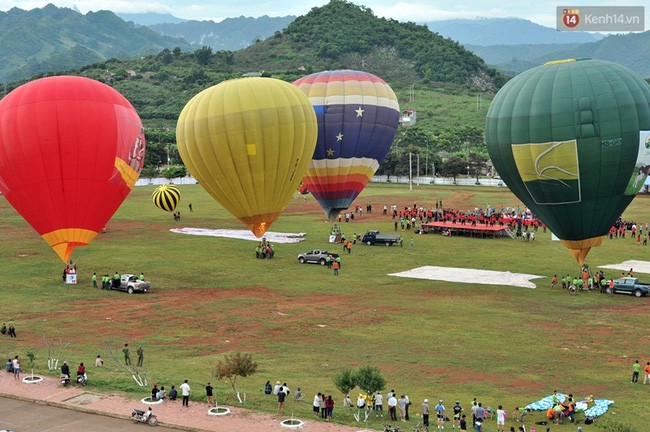Heißluftballon fliegt erstmals über das Moc Chau-Plateau - ảnh 1
