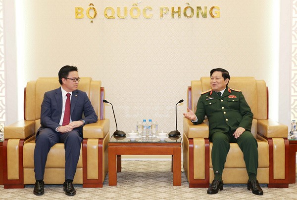 Verteidigungsminister Ngo Xuan Lich empfängt den kambodschanischen Botschafter - ảnh 1