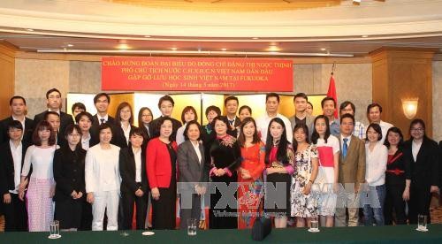 Vize-Staatspräsidentin Dang Thi Ngoc Thinh trifft vietnamesische Studenten im japanischen Fukuoka  - ảnh 1
