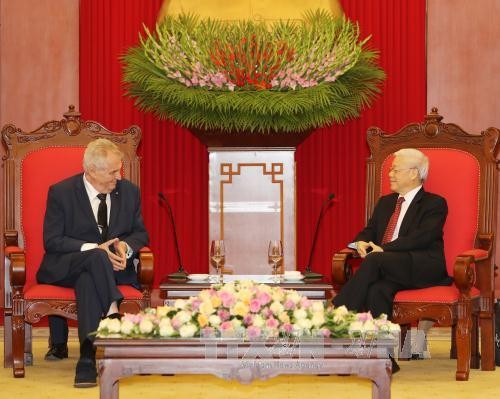 KPV-Generalsekretär Nguyen Phu Trong trifft Tschechiens Präsident Milos Zeman - ảnh 1